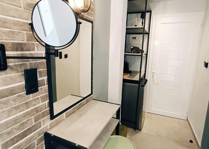 Hollywood * העיירה סקיאתוס