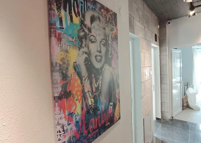 Hollywood * העיירה סקיאתוס